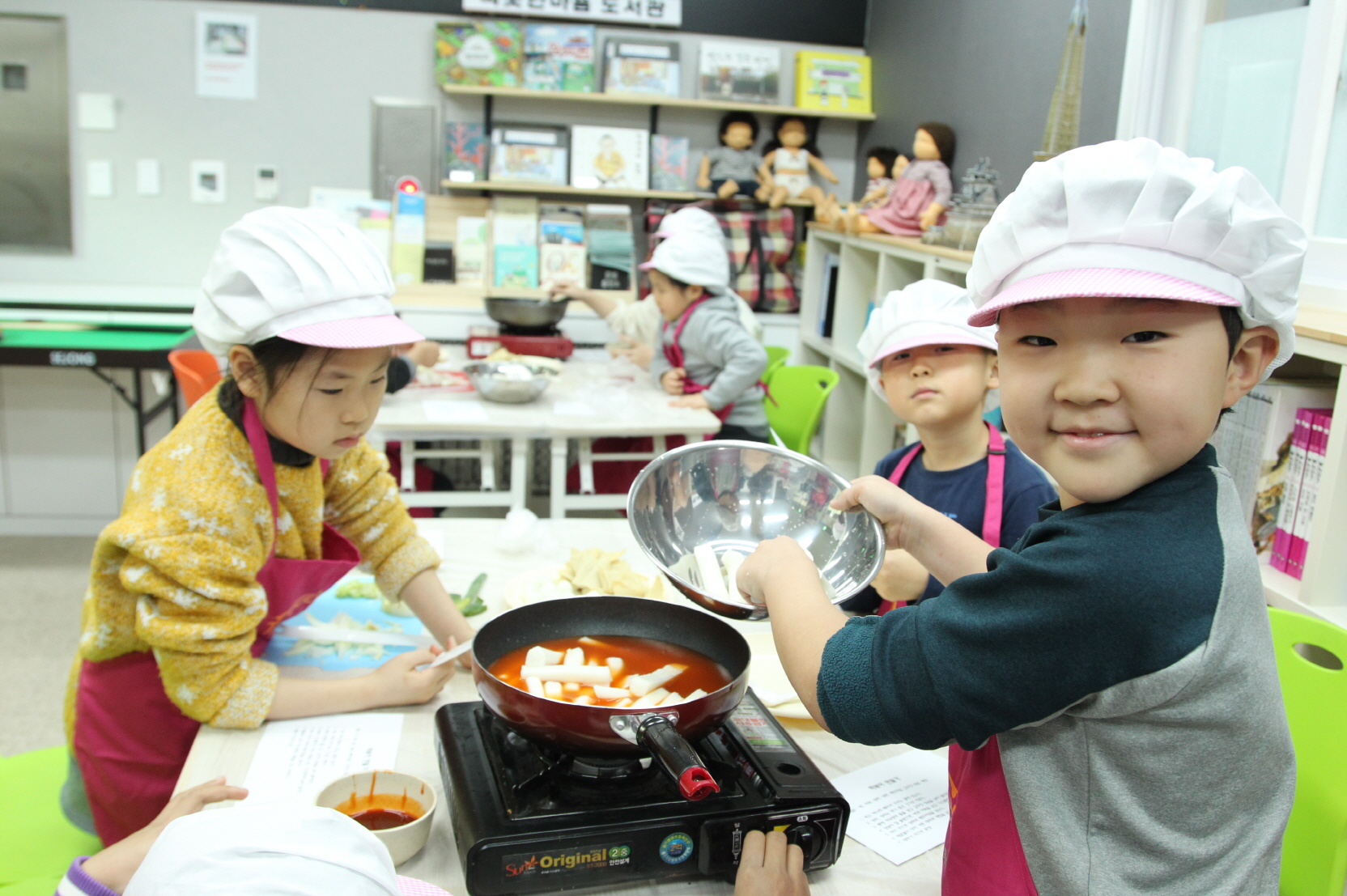 구로형 온종일 돌봄센터 참여기관인 오류1동 따뜻한 마음 청소년센터에서 아이들이 요리 프로그램에 참여하고 있다.  구로구 제공 