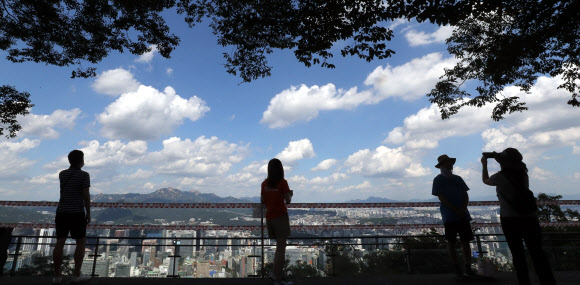 맑은 하늘을 즐기는 시민들