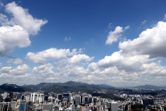 뭉게구름 아래 서울 도심
