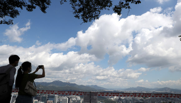 파란 하늘 뭉게구름이 손에 잡힐 듯