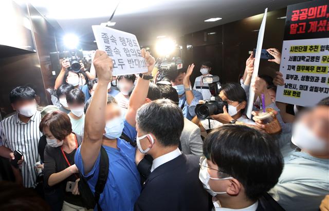 항의 속에 정부?의협 서명식장 떠나는 박능후 장관