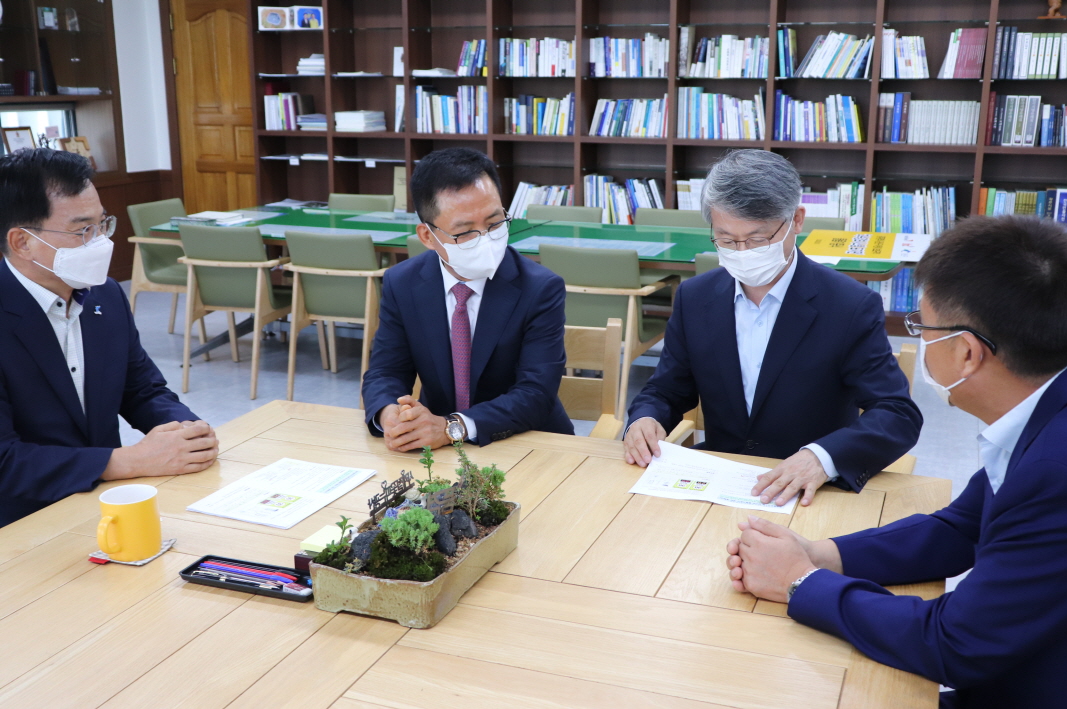 (왼쪽부터) 김삼호 광산구청장, 임금옥 bhc 대표, 민형배 더불어민주당 의원, 이용성 월드비전 광주전남지역본부장이 ‘bhc치킨-광주광역시 광산구, 과속경보시스템 표지판 기증식’에서 대화를 하고 있다.