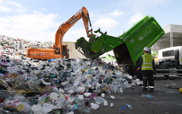 지난 1일 경기도 수원시 영통구 수원시자원순환센터 야적장에서 센터 직원들이 쌓여있는 재활용 쓰레기를 정리하고 있다. 오장환 기자 5zzang@seoul.co.kr