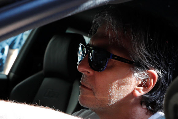 리오넬 메시의 아버지이자 에이전트인 호르헤 메시가 지난 4일(현지시간) 스페인 바르셀로나의 변호사 사무실에 차를 몰아 도착하고 있다. 바르셀로나 로이터 연합뉴스 