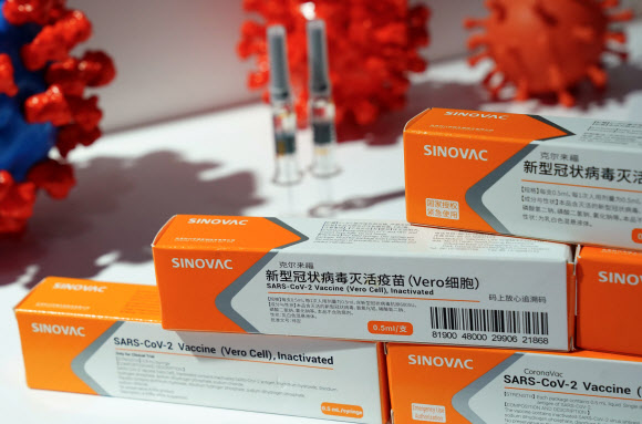 시노백 바이오텍이 만든 코로나바이러스 백신 후보물질 포장 용기가 4일 중국 베이징에서 열린 서비스 분야 거래를 위한 중국 국제박람회(CIFTIS) 부스에 전시돼 있다. 베이징 로이터 연합뉴스
