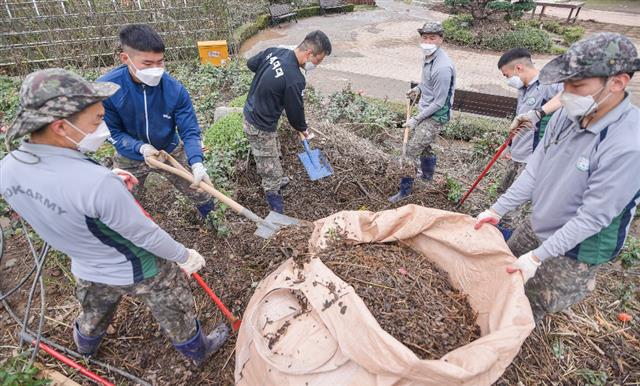 장병들 태풍 잔재 정리로 구슬땀