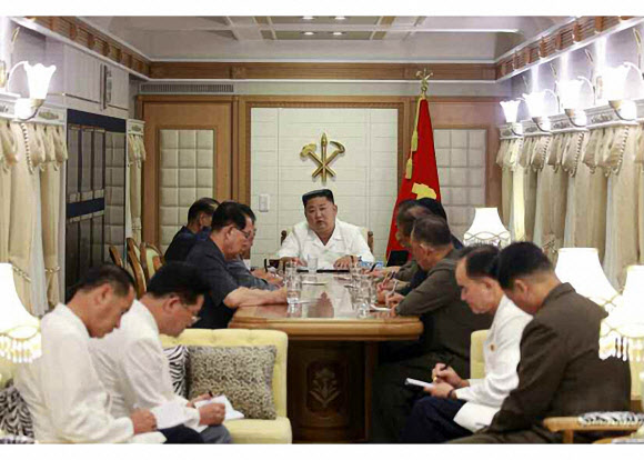 북한 김정은 국무위원장은 제9호 태풍 ‘마이삭’으로 피해를 입은 함경남도 태풍피해지역에서 당중앙위원회 정무국 확대회의를 현지 소집했다고 6일 노동당 기관지 노동신문은 전했다. 2020.9.6  노동신문 홈페이지 캡처