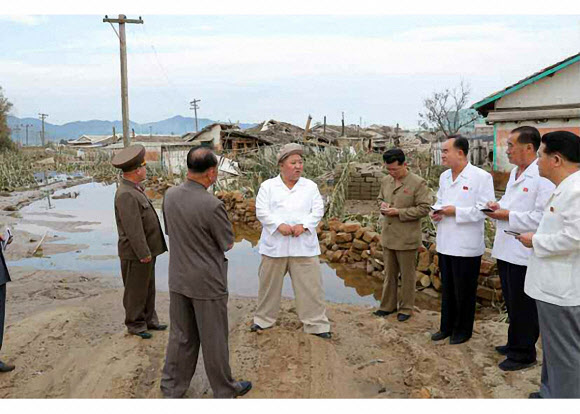 북한 김정은 국무위원장은 제9호 태풍 ‘마이삭’으로 피해를 입은 함경남도 태풍피해지역에서 당중앙위원회 정무국 확대회의를 현지 소집했다고 6일 노동당 기관지 노동신문은 전했다. 2020.9.6  노동신문 홈페이지 캡처