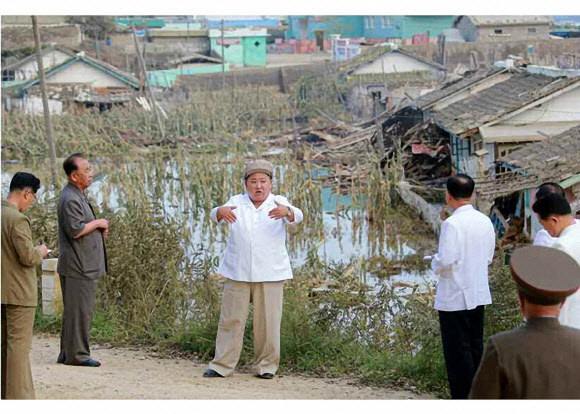 북한 김정은 국무위원장은 제9호 태풍 ‘마이삭’으로 피해를 입은 함경남도 태풍피해지역에서 당중앙위원회 정무국 확대회의를 현지 소집했다고 6일 노동당 기관지 노동신문은 전했다. 2020.9.6  노동신문 홈페이지 캡처