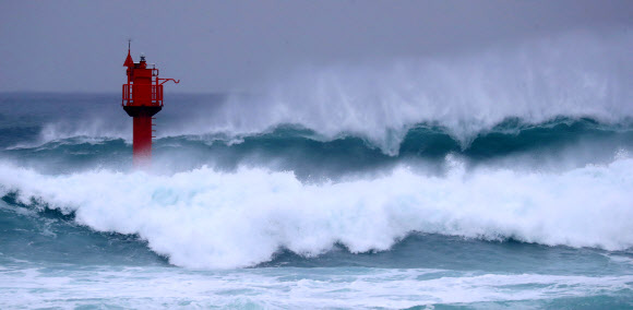 태풍 ‘하이선’이 북상하는 가운데 6일 오전 제주 서귀포시 남원읍 태흥리 앞바다에 거센 파도가 몰아치고 있다. 2020.9.6  연합뉴스