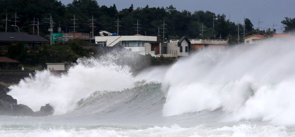 태풍 ‘하이선’이 북상하는 가운데 6일 오전 제주 서귀포시 표선면 토산2리 앞바다에 거센 파도가 몰아치고 있다. 2020.9.6  연합뉴스