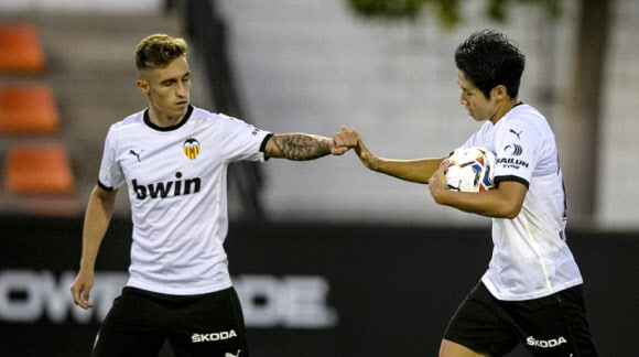 발렌시아 이강인이 6일 스페인 2부 리그 카르타헤나를 상대로 치른 프리시즌 친선경기에 선발로 나서 멀티골을 뽑아내며 발렌시아를 3-1 승리로 이끌었다. 사진은 골 넣고 동료와 주먹 마주치는 이강인. 2020.9.6  발렌시아 홈페이지 캡처