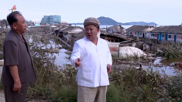 북한 김정은 국무위원장이 지난 5일 제9호 태풍 ‘마이삭’으로 피해를 본 함경남도를 찾아가 현지에서 노동당 정무국 확대회의를 열었다고 조선중앙TV가 6일 보도했다. 김 위원장은 회의 후 피해 현장을 둘러보며 태풍으로부터 농경지를 보호할 구조물 구축과 기술 개발 등의 대책 마련을 지시했다. 2020.9.6  조선중앙TV 화면