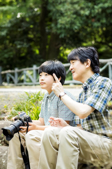 일본 궁내청이 6일(현지시간) 후미히토 왕세제와 아들 히사히토 왕자가 도쿄에 있는 그들의 거처에서 산책을 하고 있는 사진을 공개했다. 히사히토는 6일 14번째 생일을 맞았다. 로이터 연합뉴스