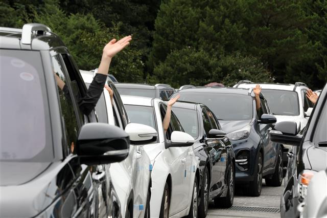 서울씨티교회 신자들이 6일 오전 서울 중랑구 교회 인근 고등학교 주차장에서 신종 코로나바이러스 감염증(코로나19) 예방을 위해 주일예배를 ‘드라이브 인 워십 서비스’(Drive-in worship service)로 진행하고 있다. 2020.9.6 뉴스1