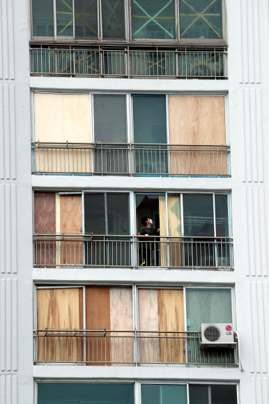 제10호 태풍 ‘하이선’이 매우 강한 태풍으로 발달해 빠르게 북상 중인 6일 제9호 태풍 ‘마이삭’ 때 피해를 본 부산 남구에 있는 한 아파트에서 주민들이 태풍에 대비해 깨진 창문을 합판 등으로 보강을 하고 있다. 2020.9.6  연합뉴스