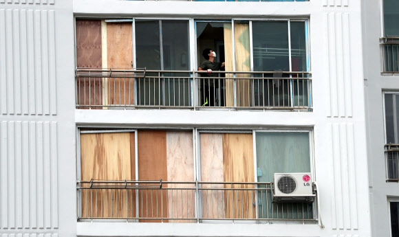 제10호 태풍 ‘하이선’이 매우 강한 태풍으로 발달해 빠르게 북상 중인 6일 제9호 태풍 ‘마이삭’ 때 피해를 본 부산 남구에 있는 한 아파트에서 주민들이 태풍에 대비해 깨진 창문을 합판 등으로 보강을 하고 있다. 2020.9.6  연합뉴스