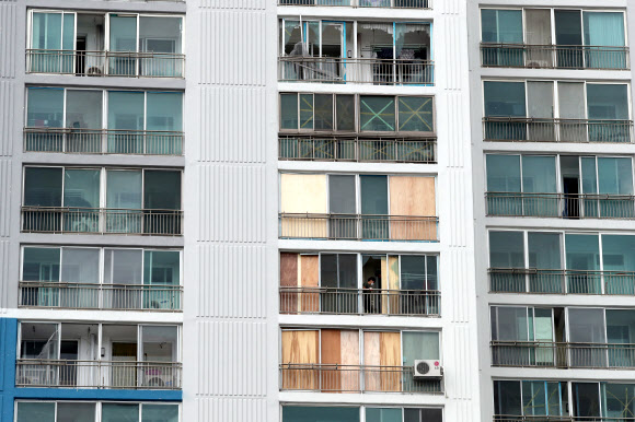 제10호 태풍 ‘하이선’이 매우 강한 태풍으로 발달해 빠르게 북상 중인 6일 제9호 태풍 ‘마이삭’ 때 피해를 본 부산 남구에 있는 한 아파트에서 주민들이 태풍에 대비해 깨진 창문을 합판 등으로 보강을 하고 있다. 2020.9.6  연합뉴스