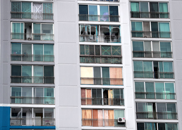 제10호 태풍 ‘하이선’이 빠르게 북상 중인 6일 제9호 태풍 ‘마이삭’ 때 피해를 본 부산 남구에 있는 한 아파트에서 주민들이 태풍에 대비해 깨진 창문을 합판 등으로 보강을 하고 있다. 2020.9.6  연합뉴스