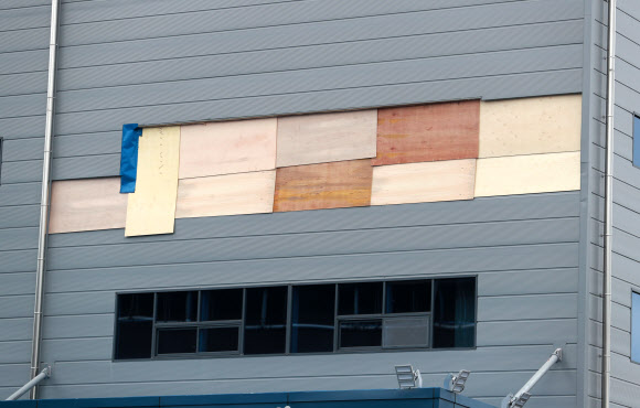 제10호 태풍 ‘하이선’이 빠르게 북상 중인 6일 제9호 태풍 ‘마이삭’ 때 피해를 본 부산 남구 한 공장 건물에 깨진 창문이 합판으로 보강해 있다. 2020.9.6  연합뉴스