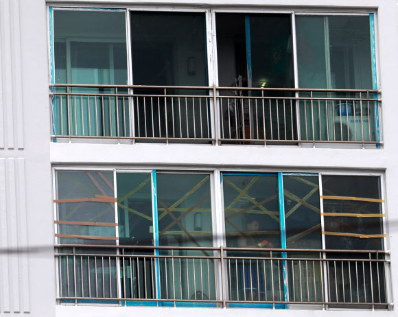 제10호 태풍 ‘하이선’이 빠르게 북상 중인 6일 제9호 태풍 ‘마이삭’ 때 피해를 본 부산 남구에 있는 한 아파트에서 주민들이 창문에 테이프를 붙여 강한 바람에 대비하고 있다. 2020.9.6  연합뉴스