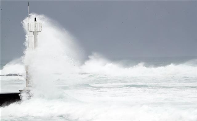 제10호 태풍 ‘하이선’이 북상 중인 6일 오후 제주 서귀포시 남원읍 해상에 거친 파도가 일고 있다. 2020.9.6 뉴스1