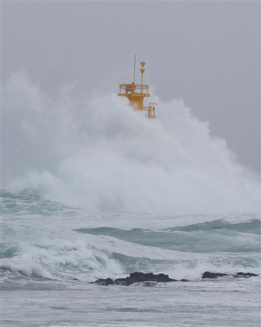 제10호 태풍 ‘하이선(HAISHEN)’이 북상 중인 6일 오후 제주 서귀포시 남원읍 해상에 거친 파도가 일고 있다.2020.9.6 뉴스1