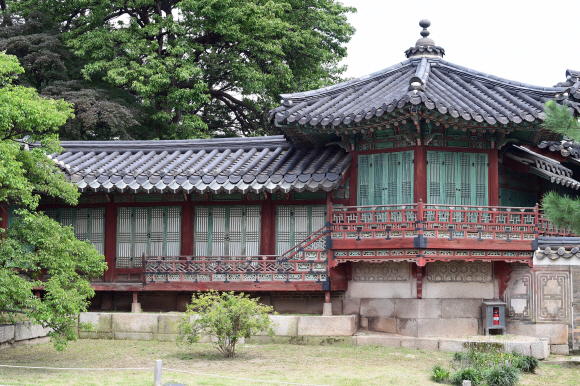 효명세자의 도서관이었던 삼삼와(육각정)와 칠분서(행랑루각)의 일부가 남아 있다. 칠분서 왼쪽으로 복도로 연결된 중희당이 있었다. 효명이 대리청정을 시행했던 중희당은 철거돼 후원으로 가는 넓은 길이 됐다. 박윤슬 기자 seul@seoul.co.kr