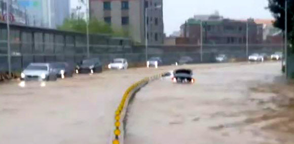 제10호 태풍 하이선의 영향으로 많은 비가 내리면서 7일 오전 부산 북구 침수된 도로 위로 차들이 달리고 있다. 2020.9.7 부산경찰청 제공