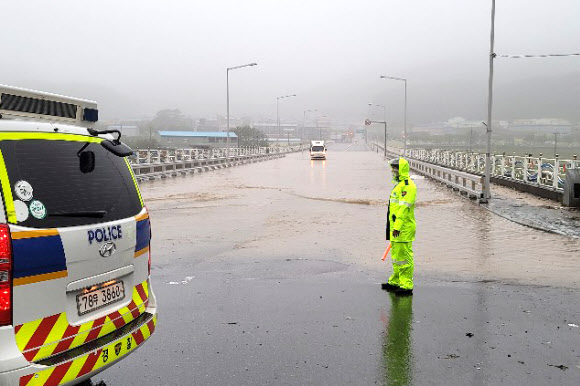 태풍 하이선 북상에 7일 오전 부산 기장군 정관 산단로가 침수돼 있다. 2020.9.7  부산경찰청 제공