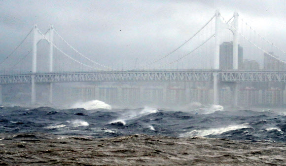 제10호 태풍 ‘하이선’이 북상한 7일 오전 부산 앞바다에서 거친 파도가 광안대교를 향해 몰아치고 있다. 2020.9.7  연합뉴스