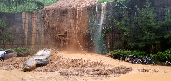 제10호 태풍 ‘하이선’ 영향으로 폭우가 쏟아지면서 7일 오전 경남 거제시 문동동 한 아파트 앞 절개지가 무너져 주차차량을 덮쳤다. 2020.9.7  거제시 제공