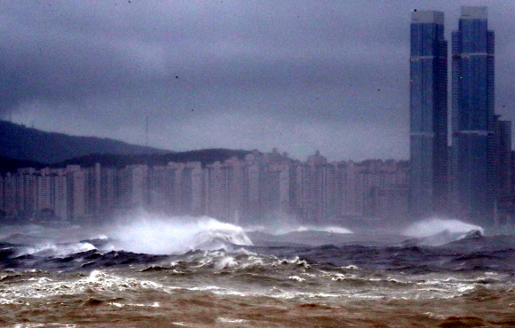 제10호 태풍 ‘하이선’이 부산에 접근 중인 7일 오전 부산 남구와 수영구 광안대교 일대 해상에 거친 파도가 몰아치고 있다. 2020.9.7  연합뉴스