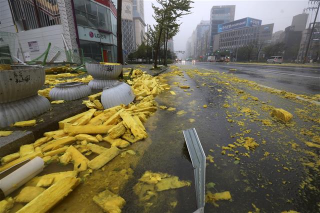 울산지역에 제10호 태풍 ‘하이선(HAISHEN)’의 영향을 받아 강풍과 함께 많은 비가 내리고 있는 7일 오전 울산시 남구 삼산동의 한 전자제품 판매점에서 샌드위치 판넬이 강풍에 떨어져 속에 있던 스티로폼이 나뒹굴고 있다. 2020.9.7 뉴스1