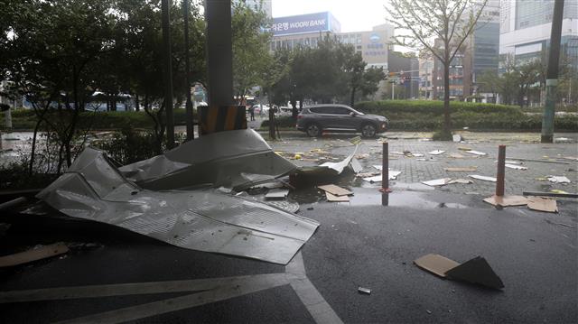 울산지역에 제10호 태풍 ‘하이선(HAISHEN)’의 영향을 받아 강풍과 함께 많은 비가 내리고 있는 7일 오전 울산시 남구 삼산동의 한 전자제품 판매점에서 샌드위치 판넬이 강풍에 떨어져 나뒹굴고 있다. 2020.9.7 뉴스1