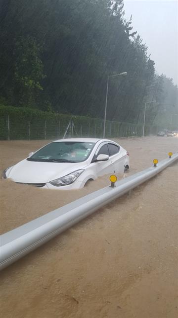 7일 제10호 태풍 ‘하이선’이 부산에 근접해오면서 만덕남해고속도 진출입로가 침수되면서 차량이 물에 잠겨있다. 2020.9.7 부산소방재난본부 제공