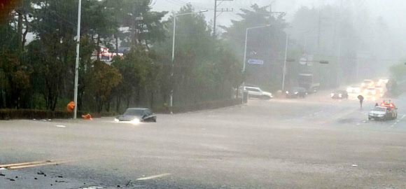 7일 오전 태풍 하이선이 상륙한 부산 기장군 정관 산단로에 침수돼 차량이 물에 잠긴 채 운행하고 있다. 2020.9.7  부산경찰청 제공