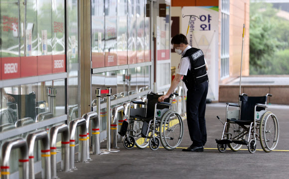 단체행동을 잠정 중단하고 업무에 복귀하기로 했던 전공의들이 계속해서 집단휴진을 이어가고 있는 7일 오전 서초구 서울성모병원 응급실에서 보안관계자가 휠체어를 옮기고 있다. 2020.9.7  연합뉴스