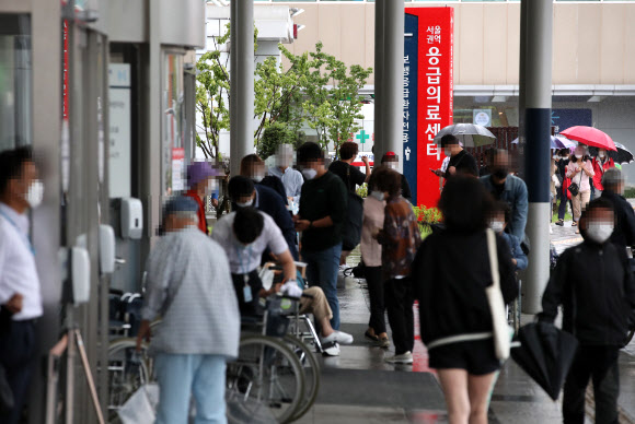 7일 오전 서울 종로구 서울대학교병원 본관 앞이 내원객들로 붐비고 있다. 2020.9.7  연합뉴스