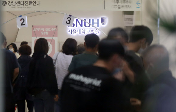 7일 오전 서울 종로구 서울대학교병원이 내원객들로 붐비고 있다. 2020.9.7  연합뉴스