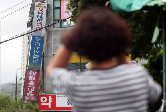 태풍 ‘하이선’ 영향으로 7일 오전 경남 창원시 마산합포구 장군동 한 건물 간판이 파손돼 있다. 2020.9.7  연합뉴스
