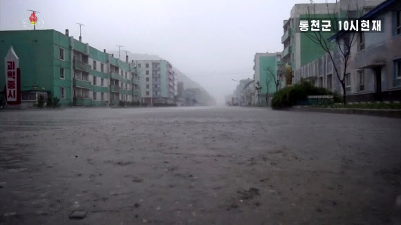 북한 조선중앙TV는 7일 오전 10시 제10호 태풍 ‘하이선’ 영향으로 많은 비가 내려 침수된 강원도 통천군 상황을 실시간 보도했다. 2020.9.7  조선중앙TV 화면
