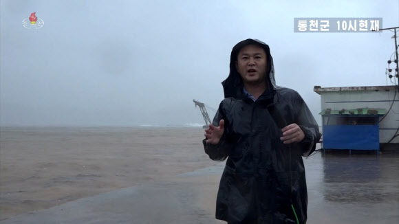 북한 조선중앙TV는 7일 오전 10시 제10호 태풍 ‘하이선’ 영향으로 많은 비가 내려 침수된 강원도 통천군 상황을 실시간 보도했다. 2020.9.7   조선중앙TV 화면