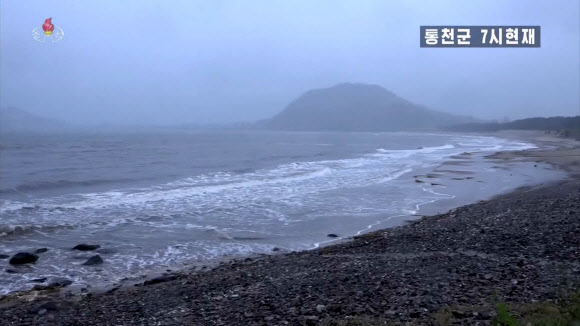 북한 조선중앙TV는 제10호 태풍 ‘하이선’ 북상을 앞두고 지난 6일 강원도 통천군 해안가 주민들이 1km 밖으로 대피했다고 7일 보도했다. 이날 오전 7시 현재 바람이 점차 세지고 있다고 한다. 2020.9.7  조선중앙TV 화면 