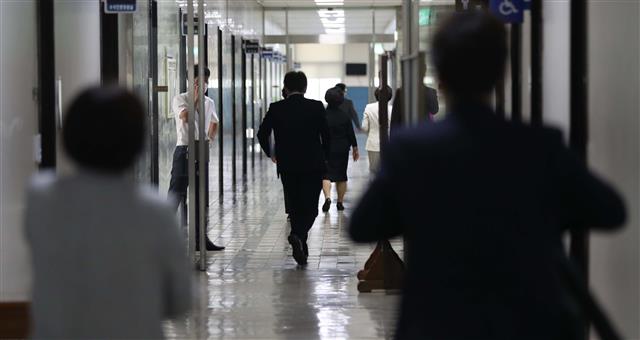 7일 오전 신종 코로나바이러스 감염증(코로나19) 확진자가 다녀간 것으로 확인된 국회 본청 4층에서 직원들과 의원들이 사무실를 급히 나서고 있다. 2020.9.7 뉴스1