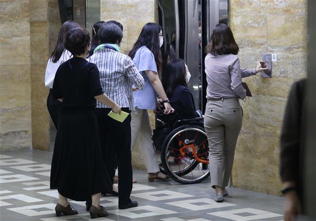 7일 오전 신종 코로나바이러스 감염증(코로나19) 확진자가 다녀간 것으로 확인된 국회 본청 4층에서 직원들과 의원들이 사무실를 급히 나서고 있다. 2020.9.7 뉴스1