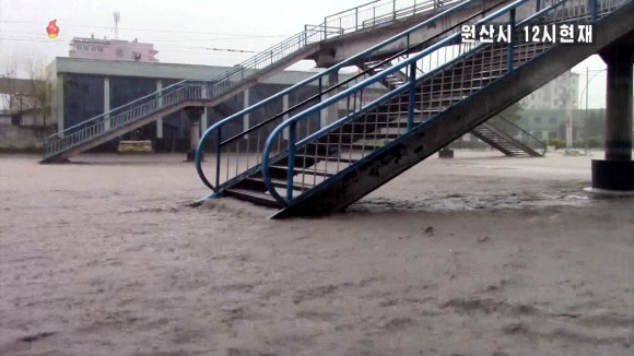 북한 조선중앙TV는 7일 낮 12시 제10호 태풍 ‘하이선’ 영향으로 많은 비가 내려 침수된 강원도 원산시 상황을 실시간 보도했다. 사진은 육교가 불어난 물에 잠긴 모습.2020.9.7 조선중앙TV 화면