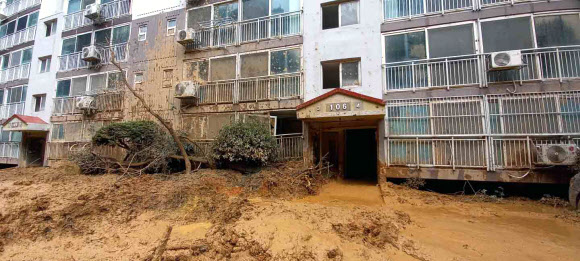 태풍 ‘하이선’ 영향으로 7일 오전 경남 거제시 한 아파트 인근에서 산사태가 발생해 흙과 나무가 주차장 등에 쏟아져 있다. 2020.9.7  연합뉴스