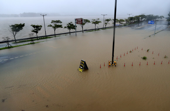 7일 오전 강원 강릉시 진안상가 일대에 폭우로 경포호 물이 넘쳐 침수 피해가 발생하고 있다. 기상청은 제10호 태풍 ‘하이선’의 영향으로 영동지역에 최고 400㎜ 이상 비가 내릴 것으로 예보했다. 2020.9.7  연합뉴스