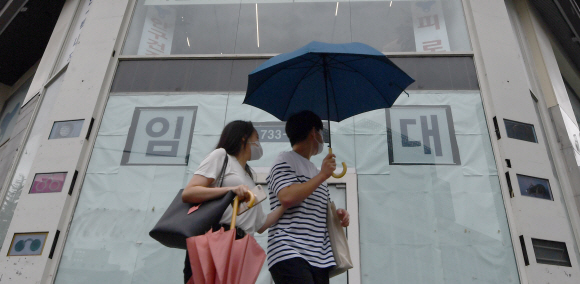 7일 서울 종로번화가 거리에서 문을 닫아 임대안내판이 붙은 상점가 앞으로 시민이 지나가고 있다. 2020.9.7 박지환기자 popocar@seoul.co.kr